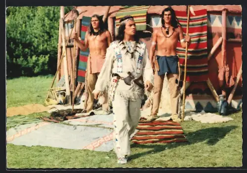 AK Filmszene aus Karl Mays Unter Geiern, Pierre Brice