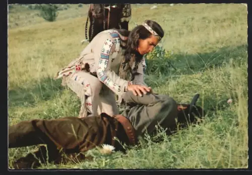 AK Filmszene aus Karl Mays Unter Geiern, Pierre Brice als Winnetou