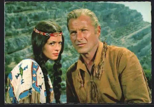 AK Filmszene aus Karl May-Film Winnetou, Lex Barker und Marie Versini