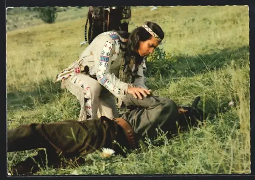 AK Filmszene aus Karl Mays Unter Geiern, Pierre Brice als Winnetou