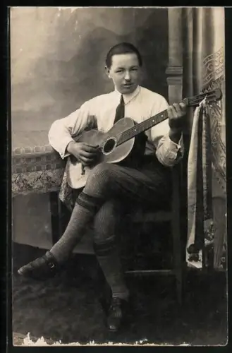 Foto-AK Mann mit Gitarre und Fahnenschleife