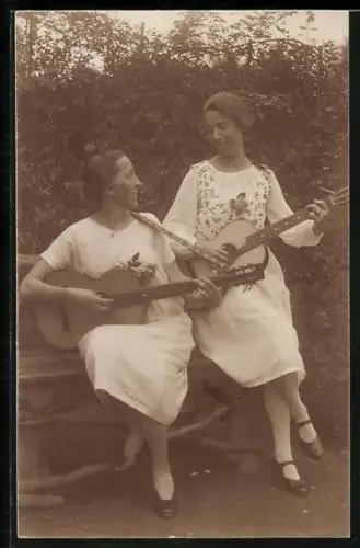 AK Zwei Frauen mit Gitarren