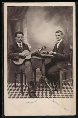 Foto-AK Zwei Männer mit Gitarre und Zither