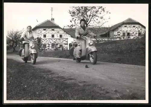 AK Zwei Frauen jeweils mit Puch-Motorroller