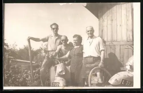 AK Familie mit zwei Puch Motorrollern