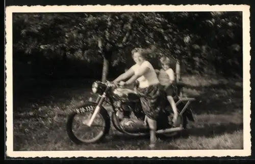 Foto-AK Frau mit Kind auf Hovex-Regina Motorrad, Nummernschild N 10-133