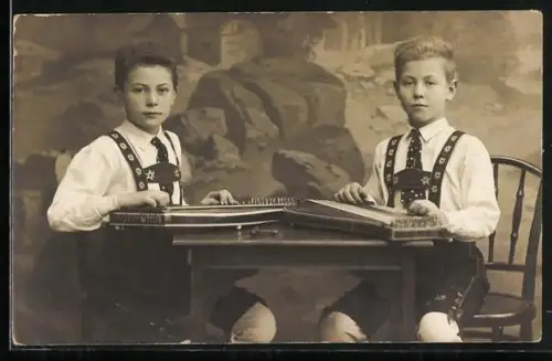 AK Zwei Knaben in Tracht mit Zithern