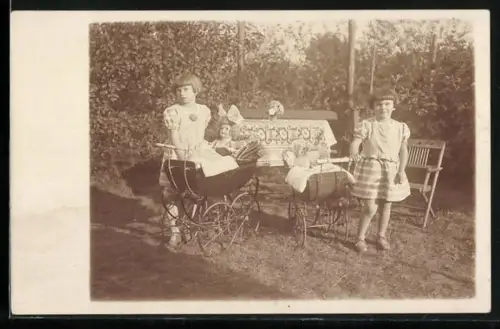 Foto-AK Zwei Mädchen mit Puppenwagen im Garten