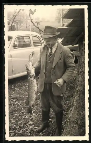 Foto-AK Angler mit gefangenem Hecht