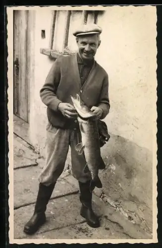 Foto-AK Angler mit gefangenem Hecht