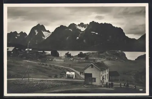 AK Digermulen-Lofoten, Leute am Haus mit Gebirgspanorama