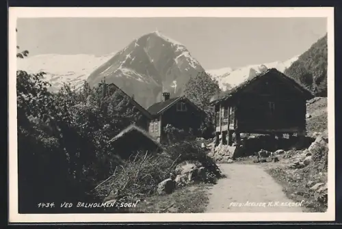 AK Balholm, Blick auf Holzhäuser und Berge