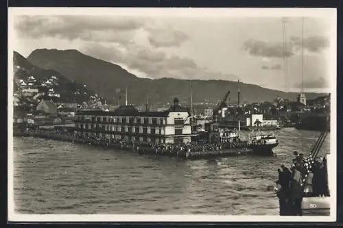 AK Bergen, Menschen an der Bootsanlegestelle