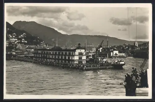AK Bergen, Menschen an der Bootsanlegestelle