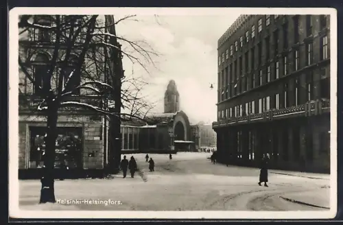 AK Helsinki /Helsingfors, Winterpartie am Bahnhof