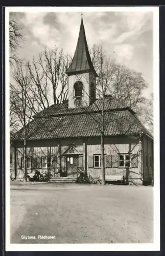 AK Sigtuna, Radhuset, Fahrräder vor dem Rathaus