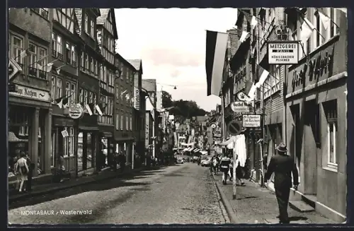 AK Montabaur /Westerwald, Innenstadt mit Metzgerei und Gasthaus, Strassenpartie