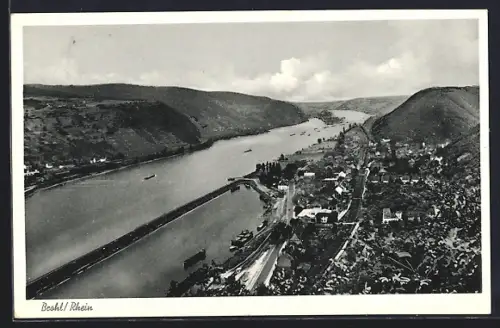 AK Bacharach /Rhein, Blick auf den Ort mit Rhein und Rheintal