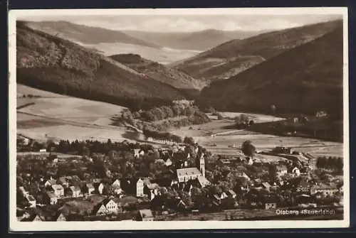 AK Olsberg /Sauerland, Ortsansicht mit Kirche und umliegenden Bergen