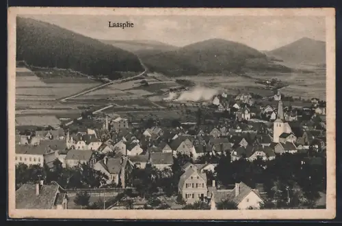 AK Laasphe, Ortsansicht mit Kirche und umliegender Landschaft