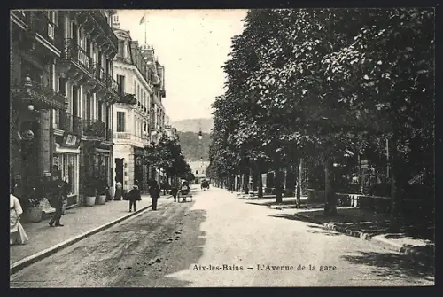 AK Aix-les-Bains, L`Avenue de la gare animée avec passants et arbres ombragés
