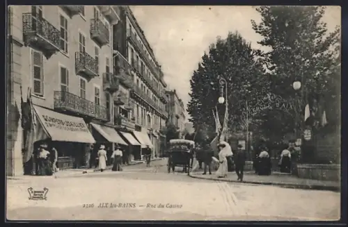 AK Aix-les-Bains, Rue du Casino animée avec passants et calèche