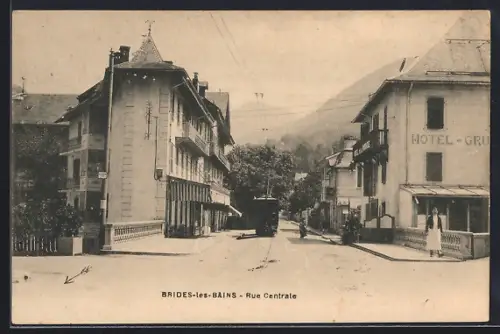 AK Brides-les-Bains, Rue Centrale avec hôtels et vue sur les montagnes en arrière-plan