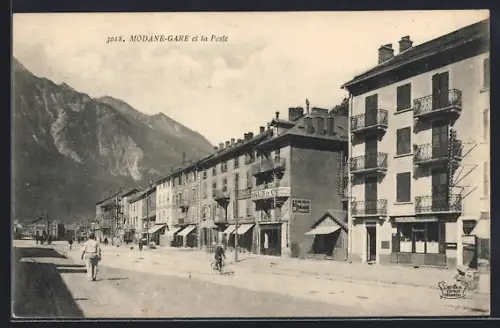 AK Modane, Gare et la Poste avec montagnes en arrière-plan