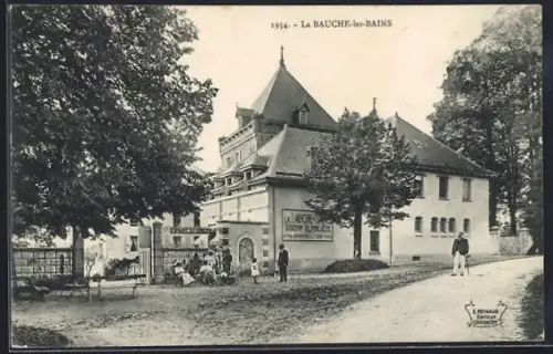 AK La Bauche-les-Bains, L`établissement thermal animé avec visiteurs devant l`entrée