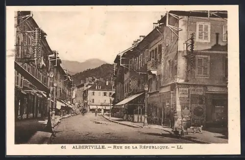 AK Albertville, Rue de la République avec vue sur les montagnes en arrière-plan