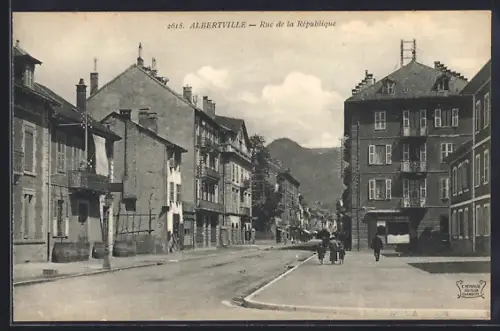 AK Albertville, Rue de la République avec vue sur les montagnes en arrière-plan