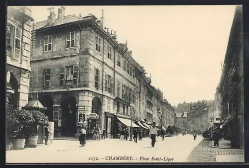 AK Chambéry, Place Saint-Léger avec passants et bâtiments historiques