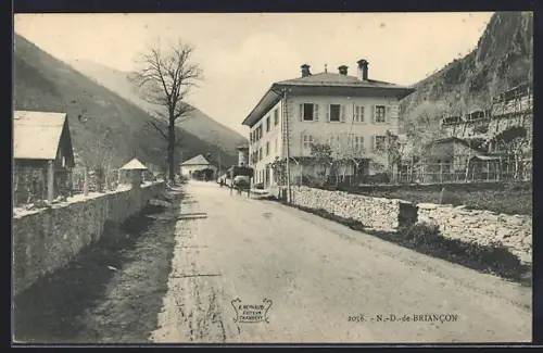 AK N.-D.-de Briancon, Vue de la route bordée d`arbres avec bâtiment et montagnes en arrière-plan