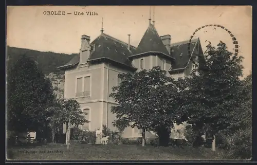 AK Grolée, Une Villa avec grande roue en arrière-plan