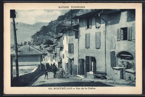 AK Montmélian, Rue de la Chaîne avec vue sur les maisons et la montagne en arrière-plan
