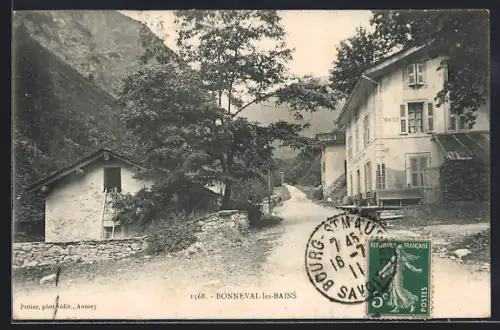 AK Bonneval-les-Bains, Vue du village avec route bordée d`arbres et maisons anciennes