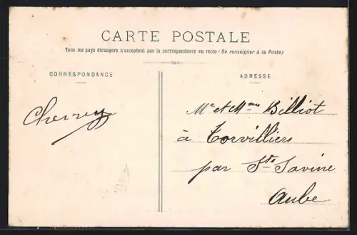 AK Bonneval-les-Bains, Vue du village avec route bordée d`arbres et maisons anciennes