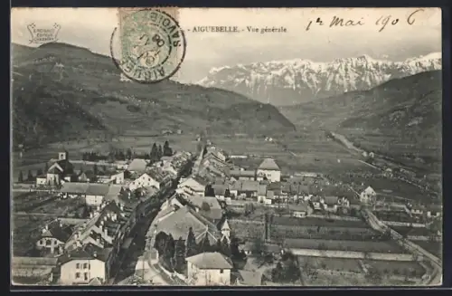 AK Aiguebelle, Vue générale du village avec montagnes enneigées en arrière-plan