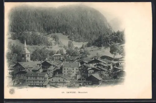 AK Beaufort /Savoie, Vue du village entouré de montagnes et de forêts