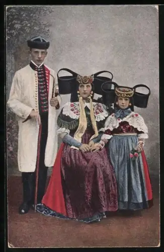 AK Familie in Trachten aus Schaumburg-Lippe