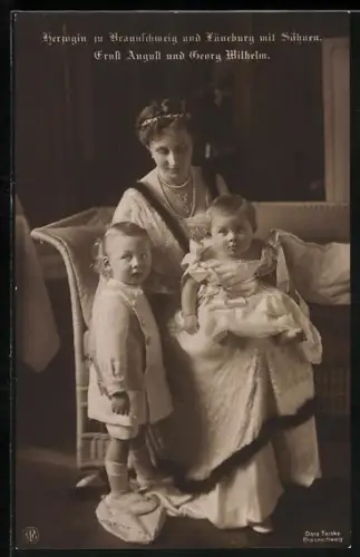 AK Herzogin Victoria Luise zu Braunschweig und Lüneburg mit Söhnen Ernst August und Georg Wilhelm