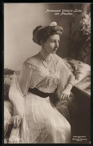 AK Victoria Louise Herzogin von Braunschweig mit zartem Schmuck und schulterfreiem Kleid