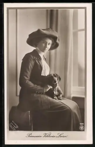 AK Herzogin Victoria Louise Herzogin von Braunschweig mit Dackel