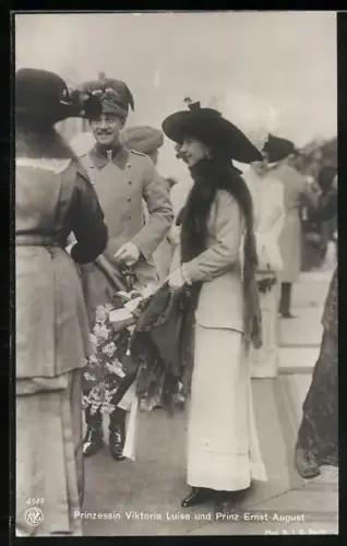 AK Prinzessin Viktoria Luise mit Blumenstrauss und Prinz Ernst August