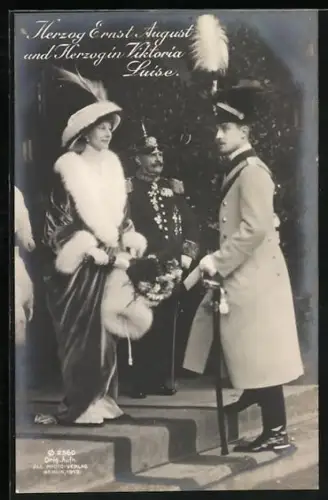 AK Herzog Ernst August und Herzogin Viktoria Luise in festlicher Kleidung