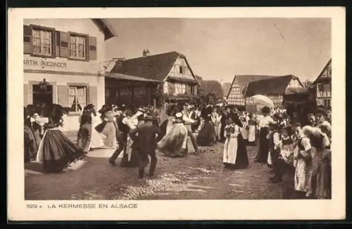 AK Hoerdt, La Kermesse avec danseurs en costumes traditionnels devant les maisons à colombages