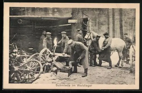 AK Schmiede im Waldlager, Deutsche Soldaten beschlagen ein Pferd