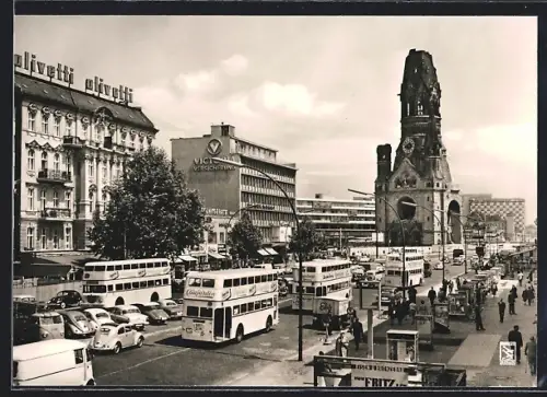 AK Berlin, Kaiser-Wilhelm-Gedächtniskirche, Verkehr am Breitscheidplatz, Olivetti-Haus, Victoria-Versicherung