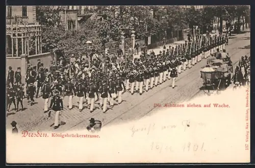 AK Dresden-Neustadt, Königsbrückerstrasse, Schützen ziehen auf Wache