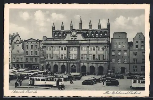 AK Rostock, Marktplatz mit Rathaus, Strassenbahn, Marktstände